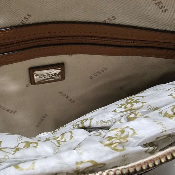 Guess purse - Picture 3 of 4